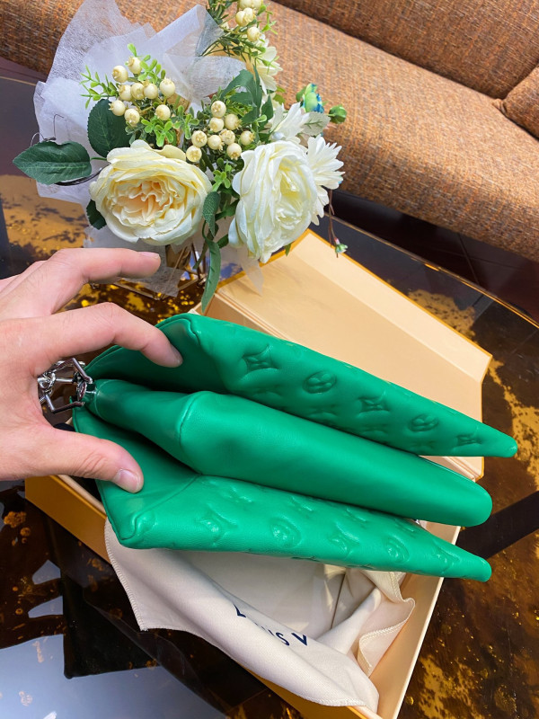 l0*is V*t0n coussin pm