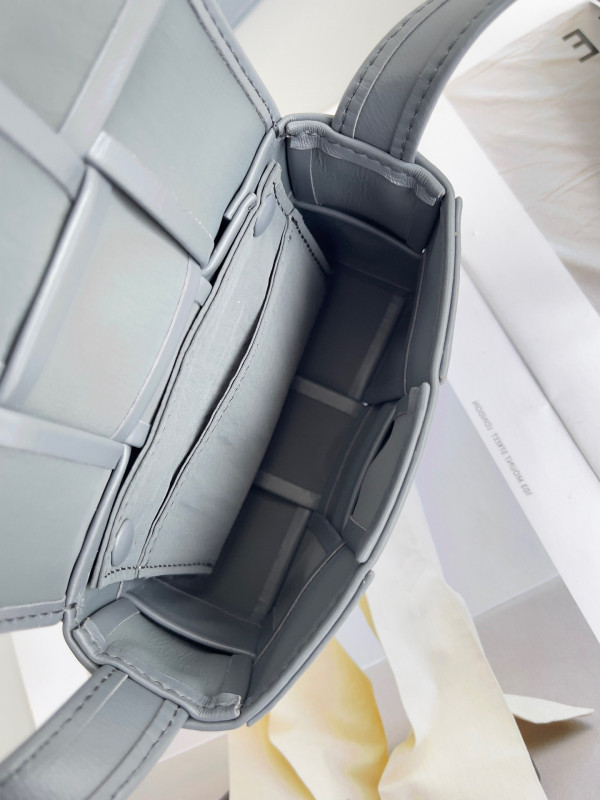 bo*te*ga Ve*ne*ta candy mini cassette-12*8*4cm