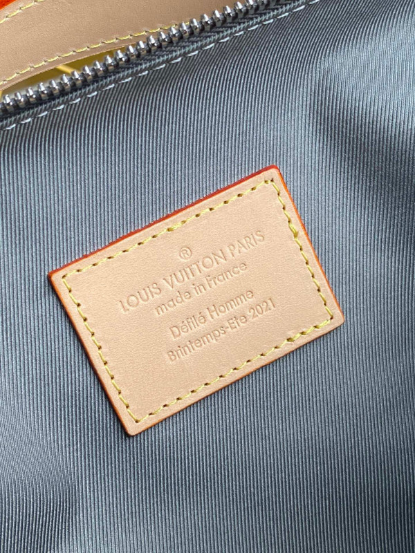 l0*is V*t0n handle trunk