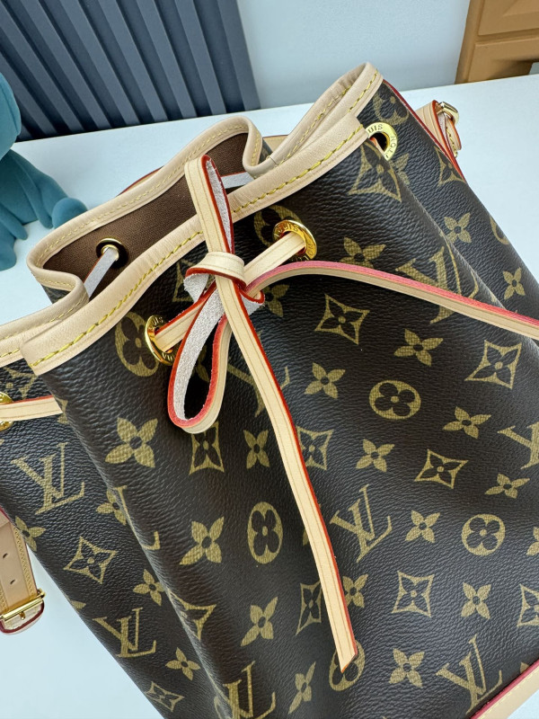 l0*is V*t0n noÉ (different size)