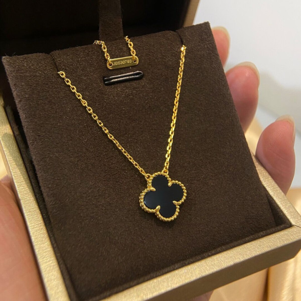 V*N CL*F & arpels  perlée necklace