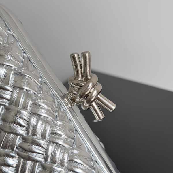 bo*te*ga Ve*ne*ta knot minaudiere