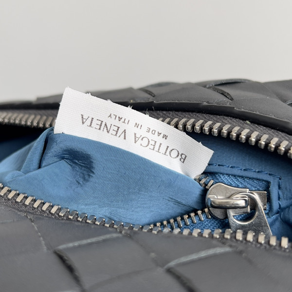 bo*te*ga Ve*ne*ta intrecciato leather wallet-on-strap