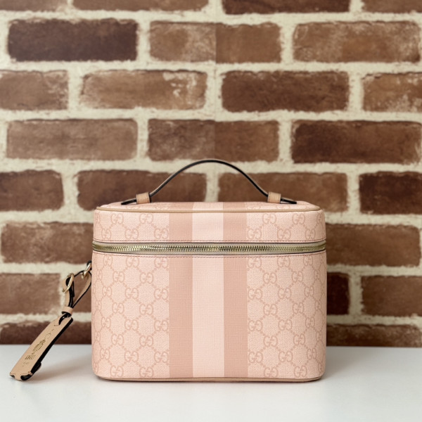 G*u*i porter medium travel bag